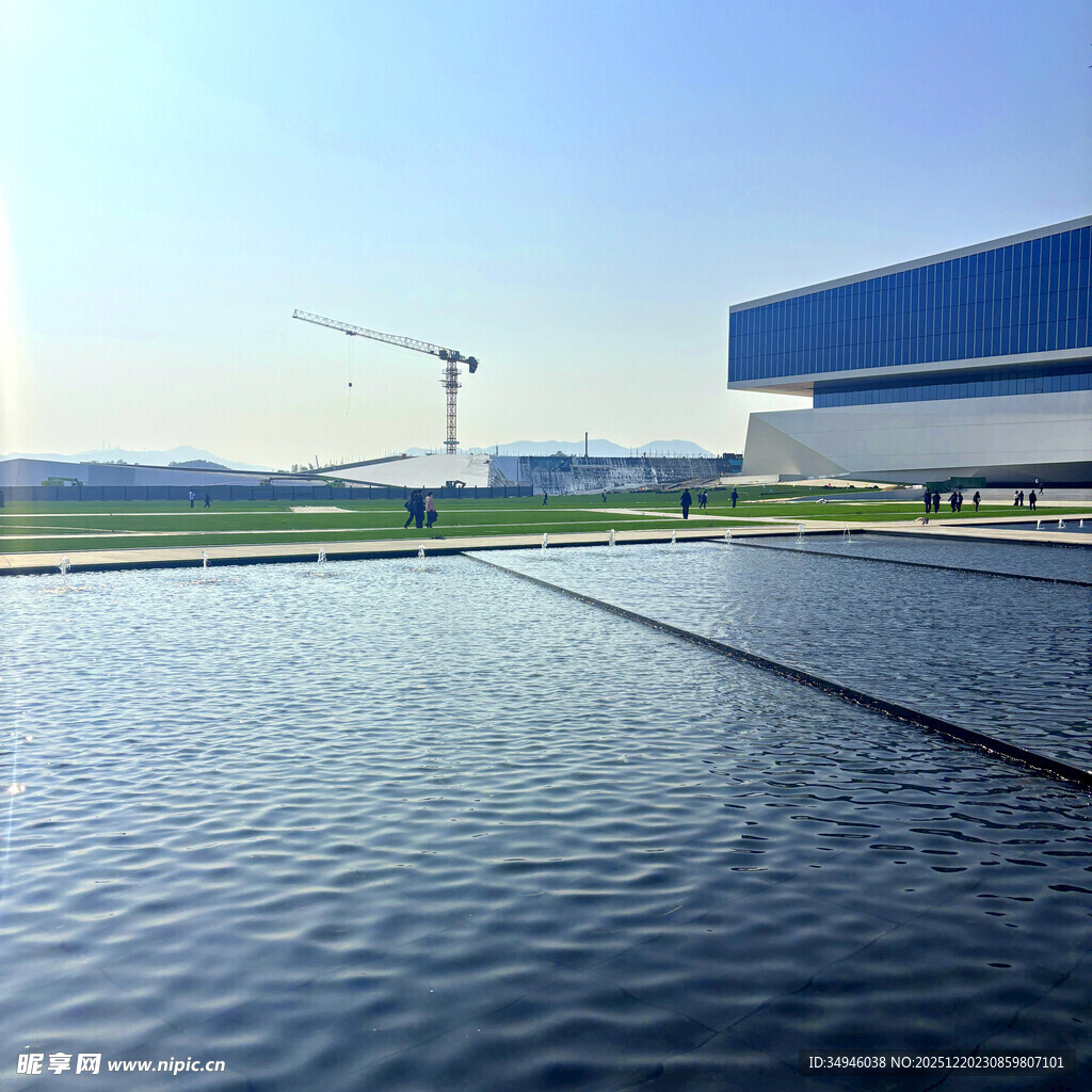 现代建筑旁的平静水面