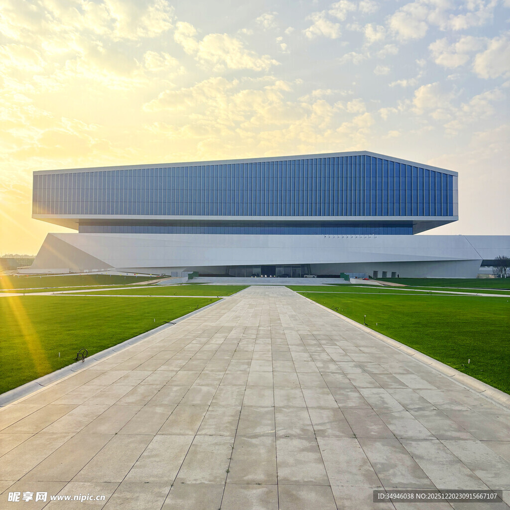 现代建筑前的开阔步道