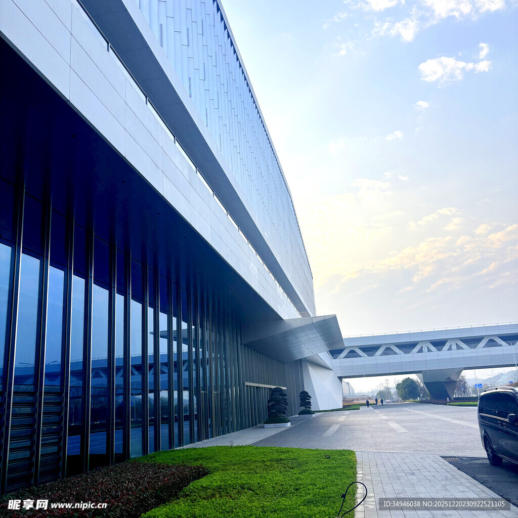 现代风格的宏伟建筑外观