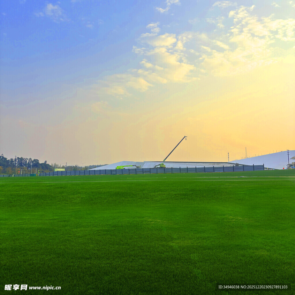 广阔绿野上的美丽天空