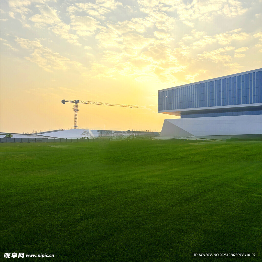 夕阳下的草地与建筑景观