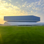 阳光下的现代建筑与绿地