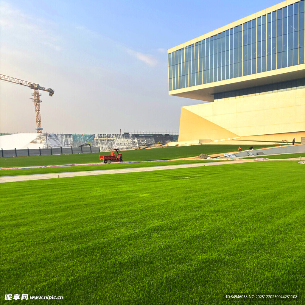 现代建筑旁的翠绿草坪