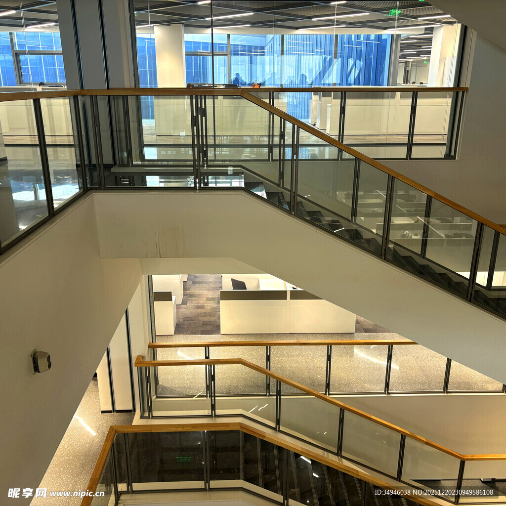 现代办公空间的多层楼梯