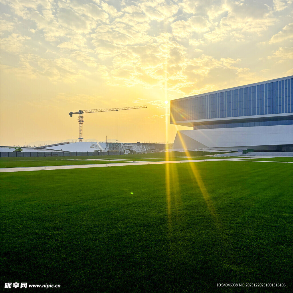 夕阳下的工厂与绿地景观