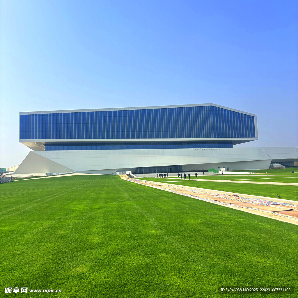 现代建筑与广阔绿草坪