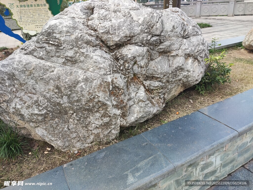 园林景观中的特色巨石