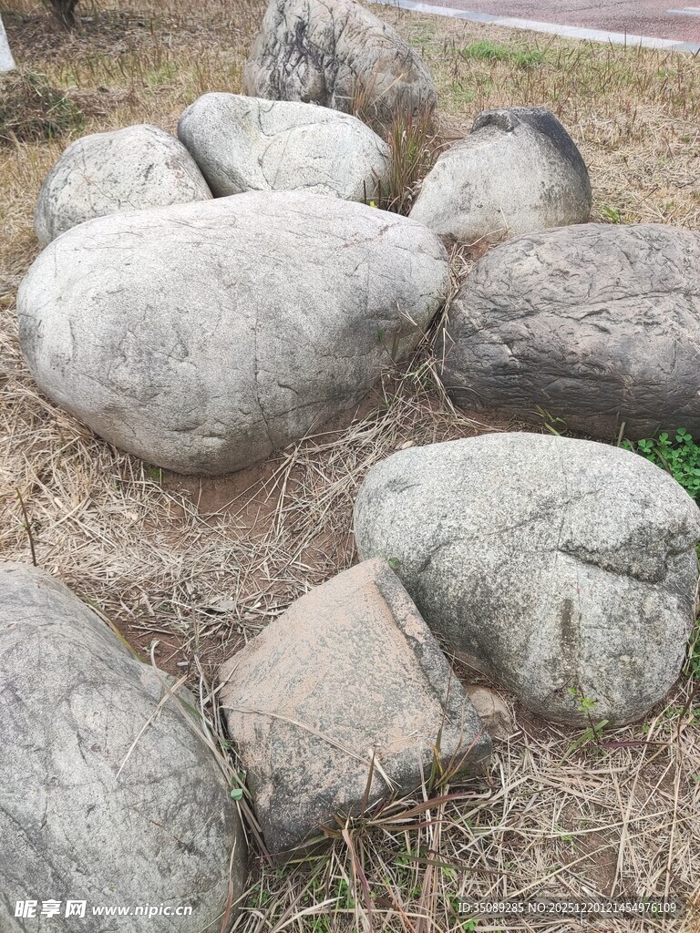 户外散落的灰色大石头