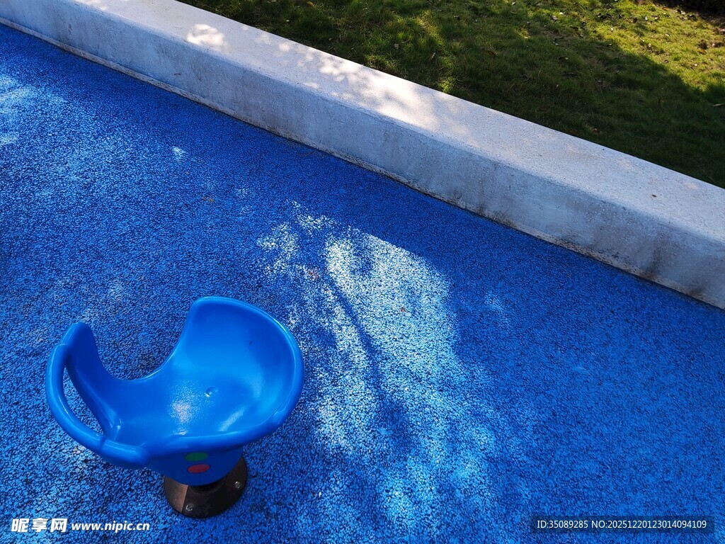 蓝色泳池中的蓝色座椅