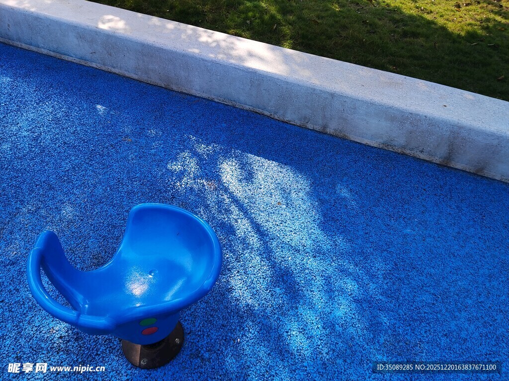 蓝色泳池中的蓝色座椅