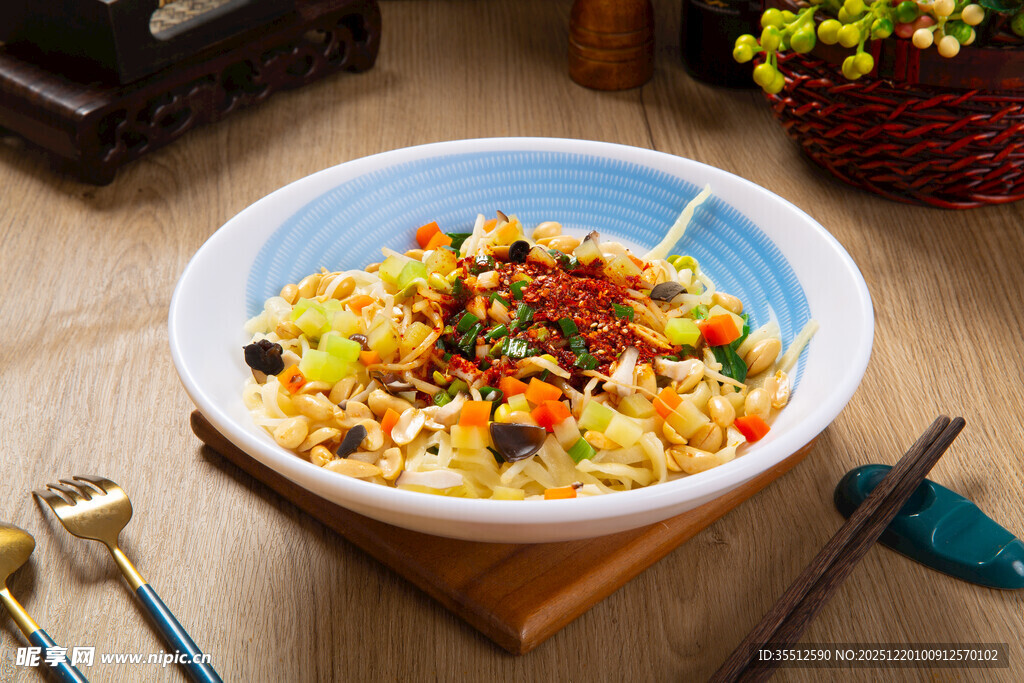美味油泼面摆于木桌