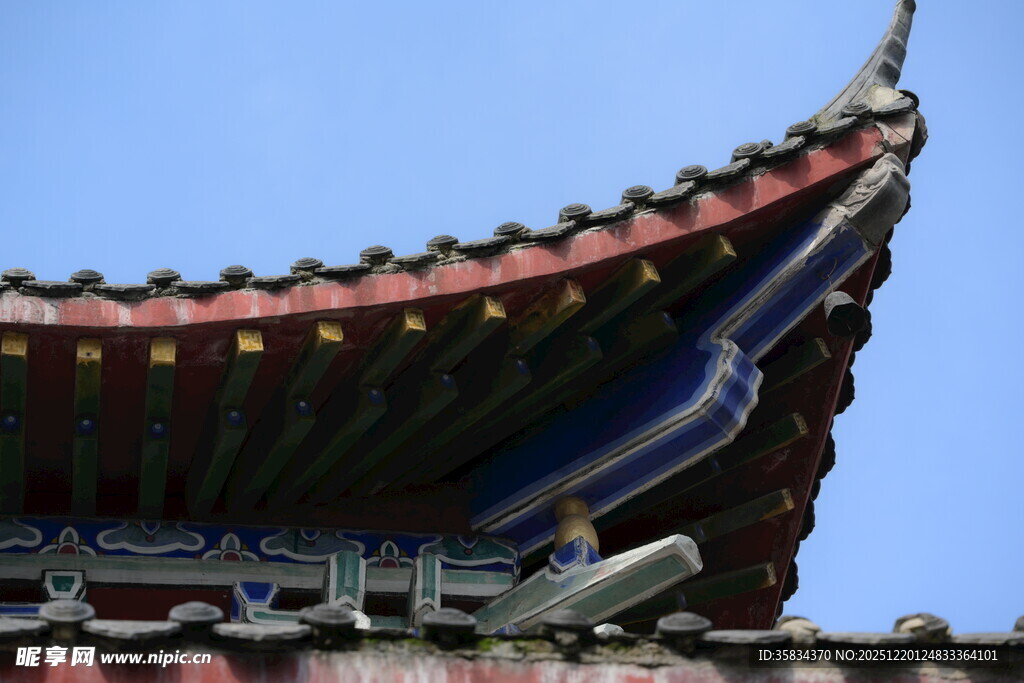 中式古建筑屋檐一角