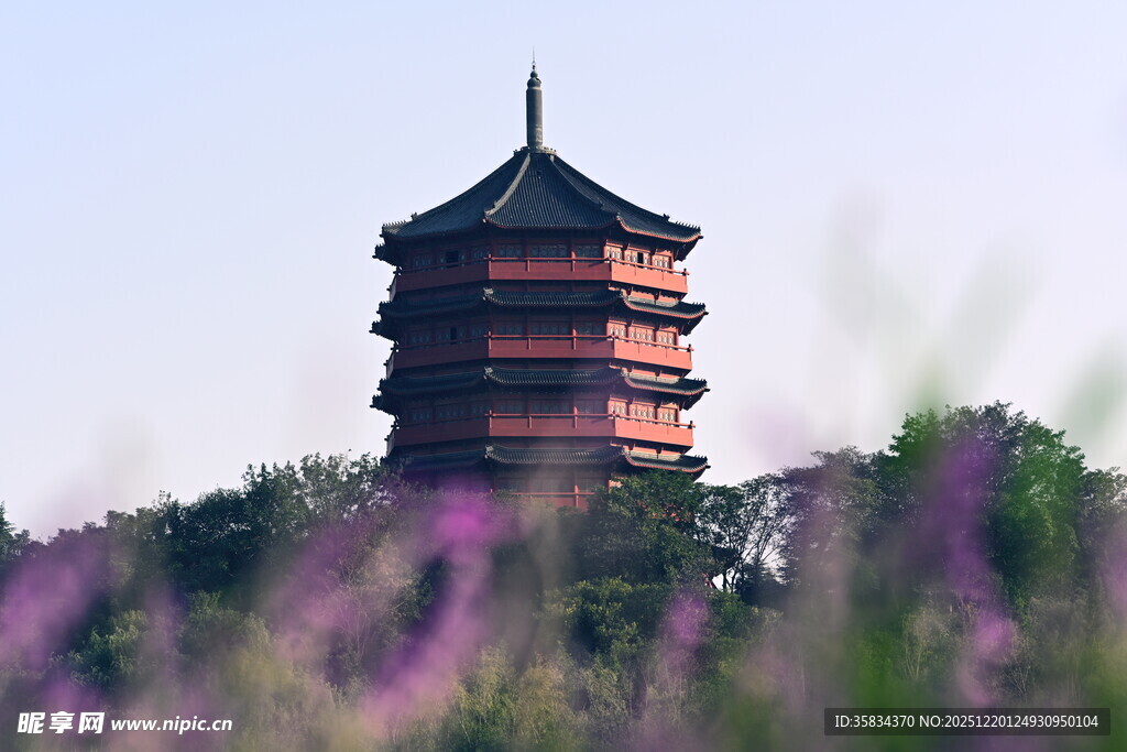 湖畔紫花簇拥的古朴宝塔
