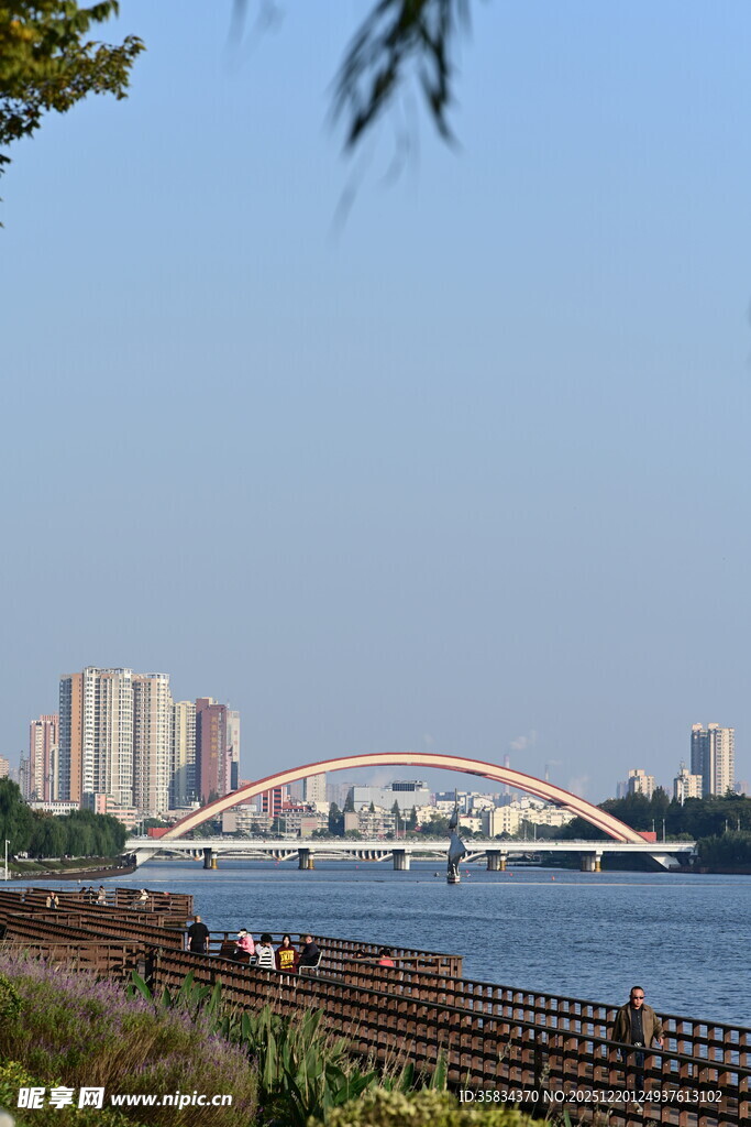 河畔彩虹桥与城市天际线