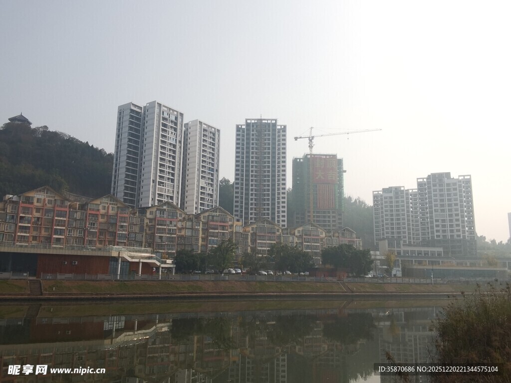 城市河畔高楼景观