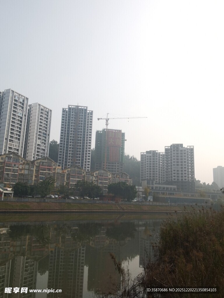 城市河畔高楼景观