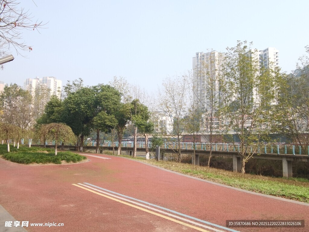 城市中的红色塑胶健身步道