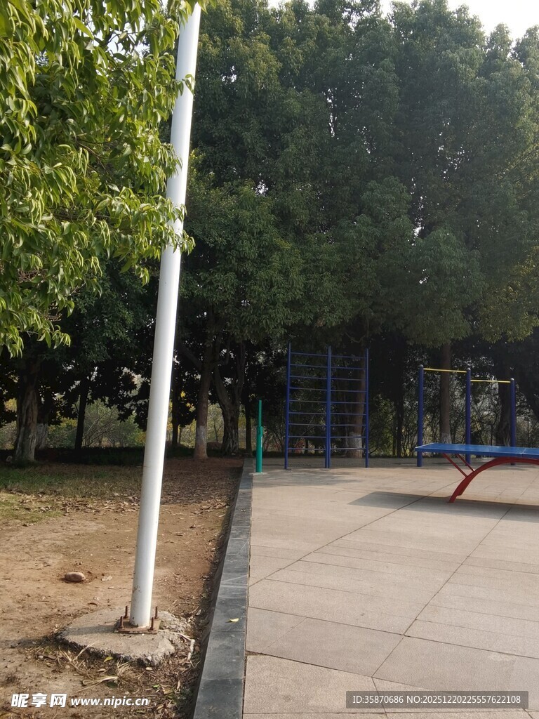 户外休闲的空旷运动场地