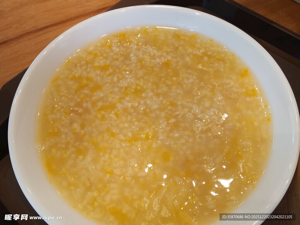 一碗金黄小米粥