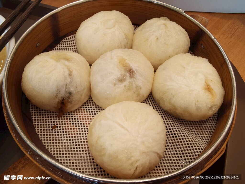 蒸笼里的美味小笼包
