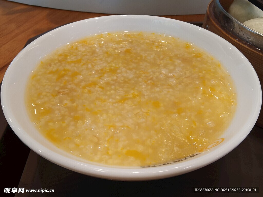 一碗金黄诱人的杂粮粥