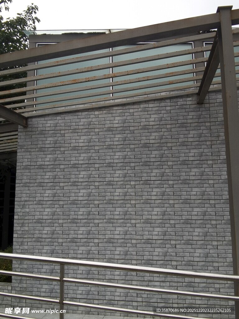 现代建筑外墙与金属遮阳架