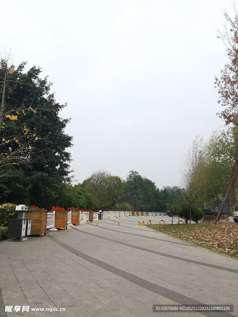 公园宽阔步道与周边景色