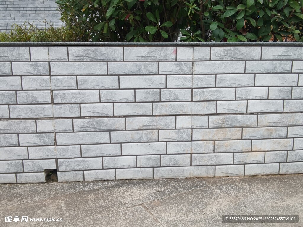 灰色砖砌围墙