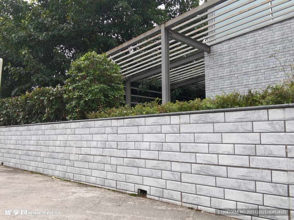 灰色砖墙与绿植景观