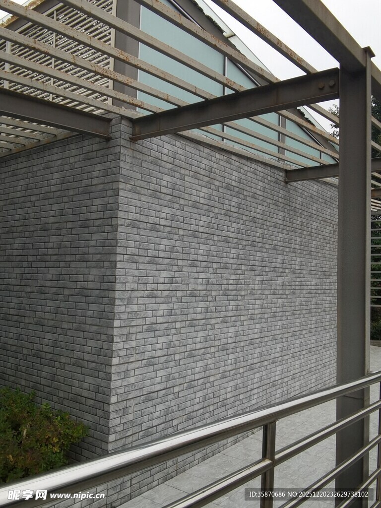 现代建筑外墙与金属栏杆