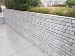 灰色砖砌围墙
