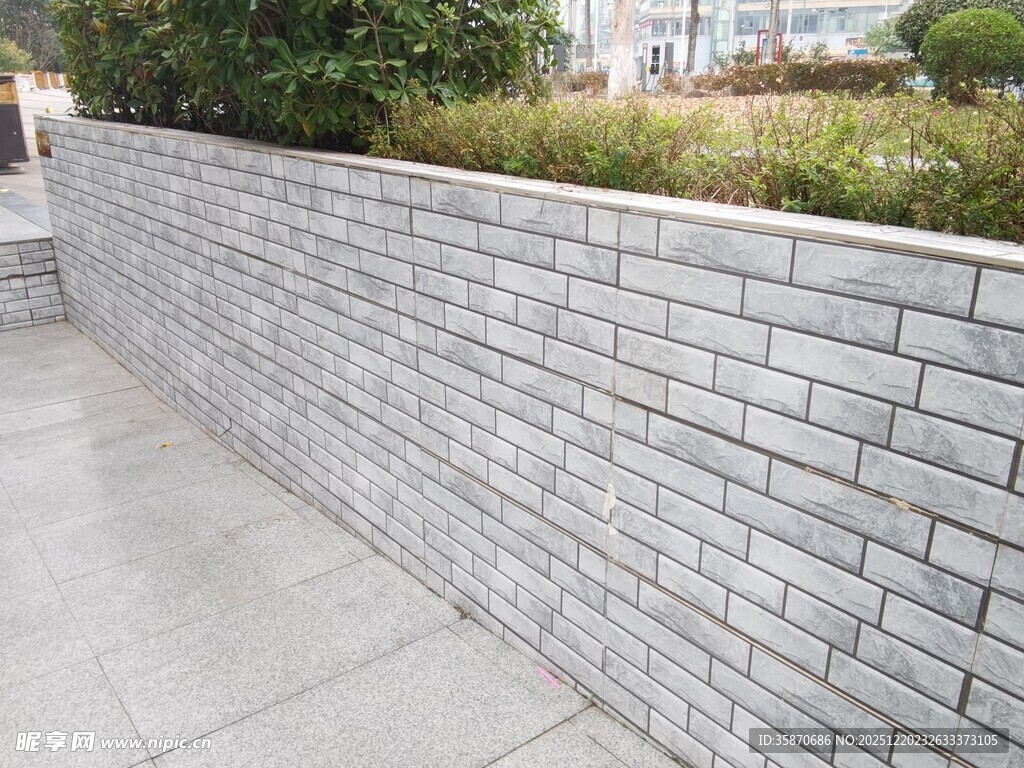 灰色砖砌围墙