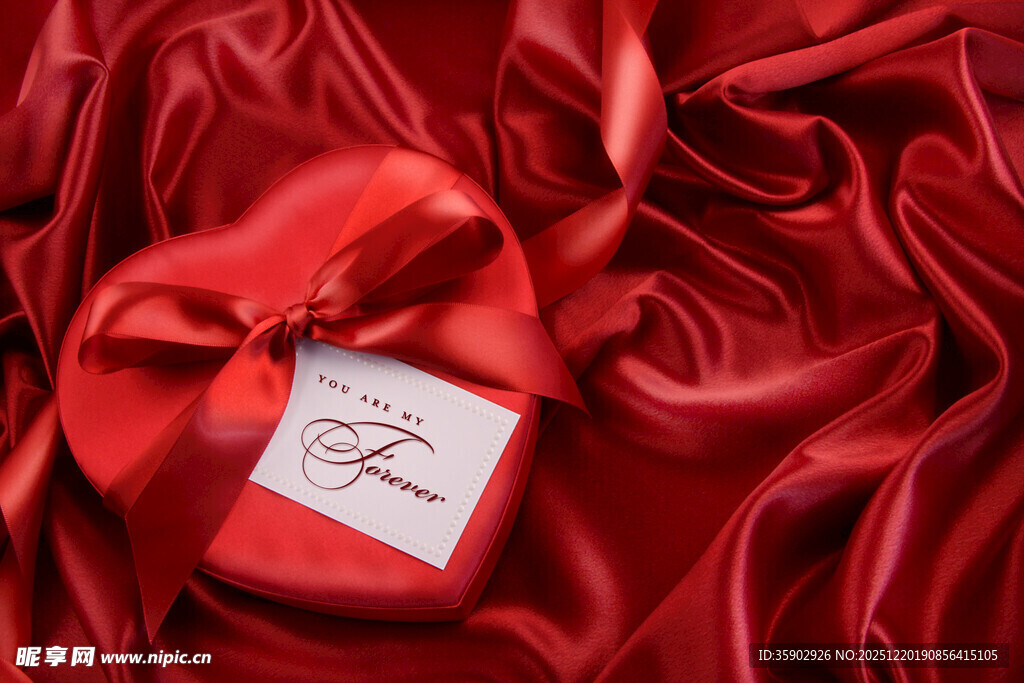 红丝绒上的精致礼品盒