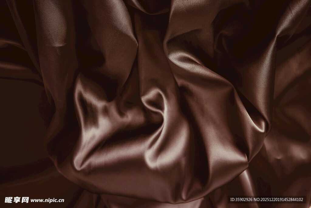 深棕色褶皱绸缎面料