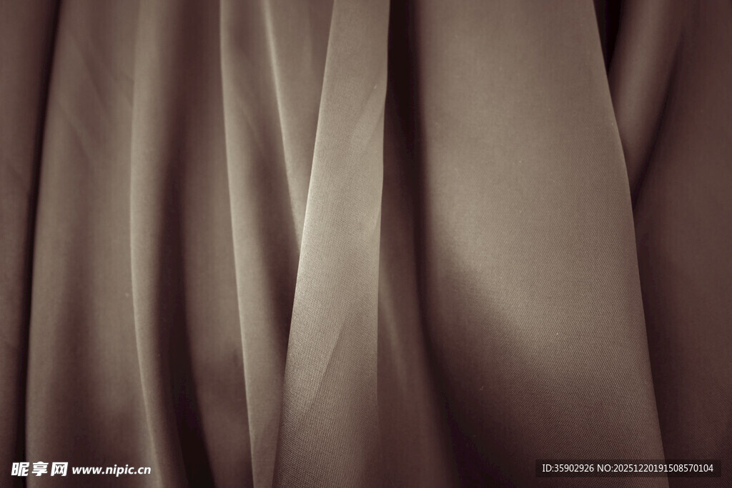 棕色褶皱缎面布料特写