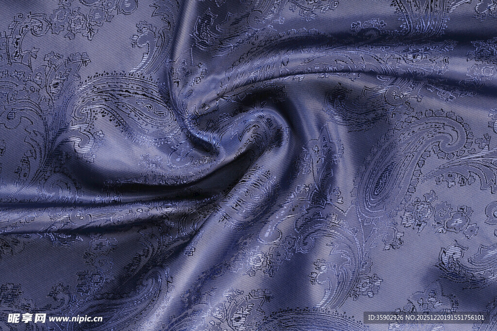 紫色花纹丝绸面料特写