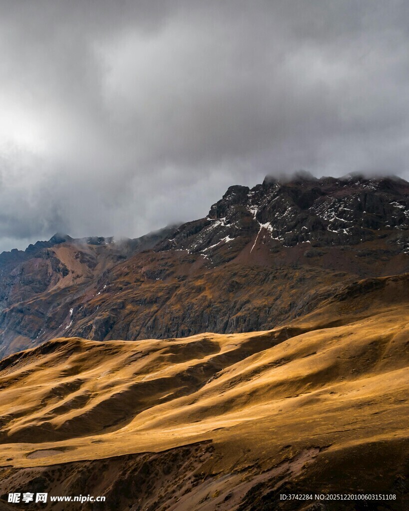 壮丽山景  云覆金黄山坡