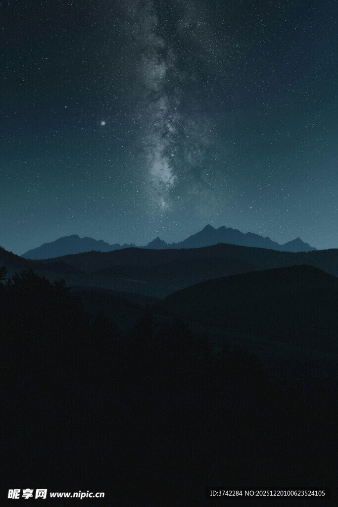 夜空下的山峦与璀璨星河