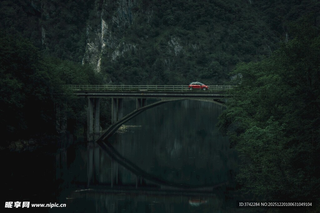 深山古桥 一抹红影添幽意