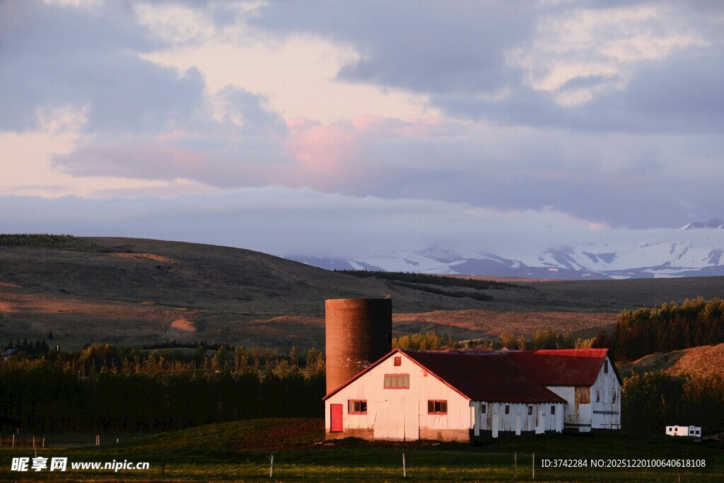 黄昏下的田园农舍风光