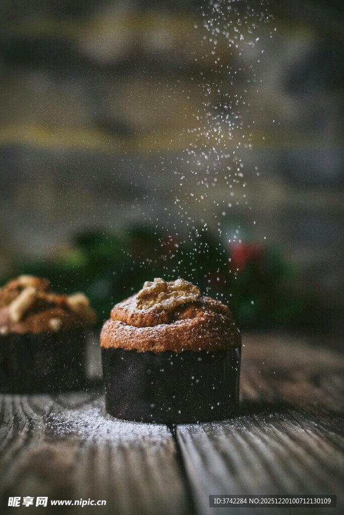 美味松饼撒粉瞬间