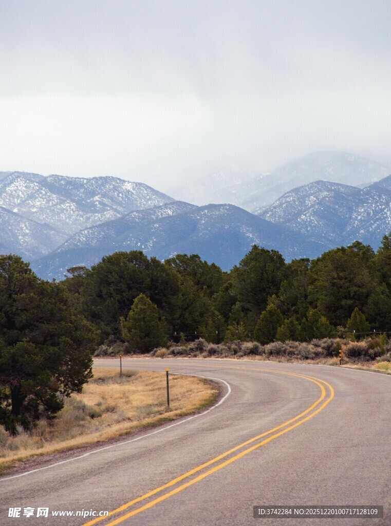 蜿蜒公路旁的山林与远山
