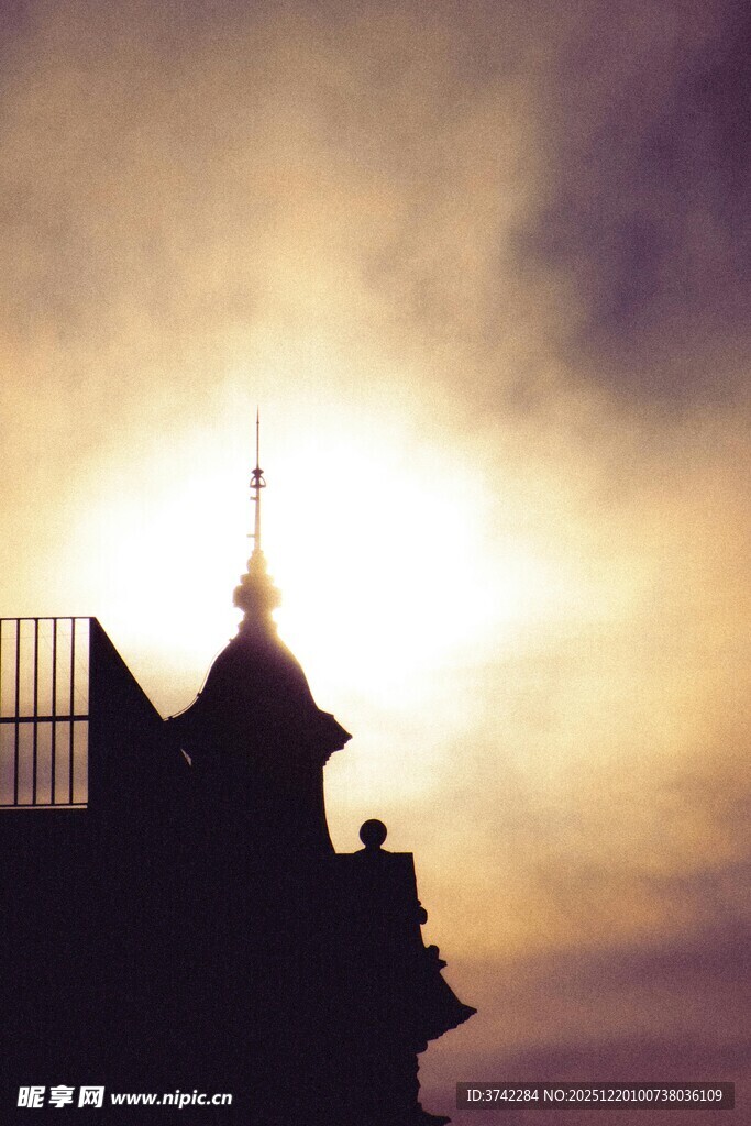 夕阳下的建筑剪影