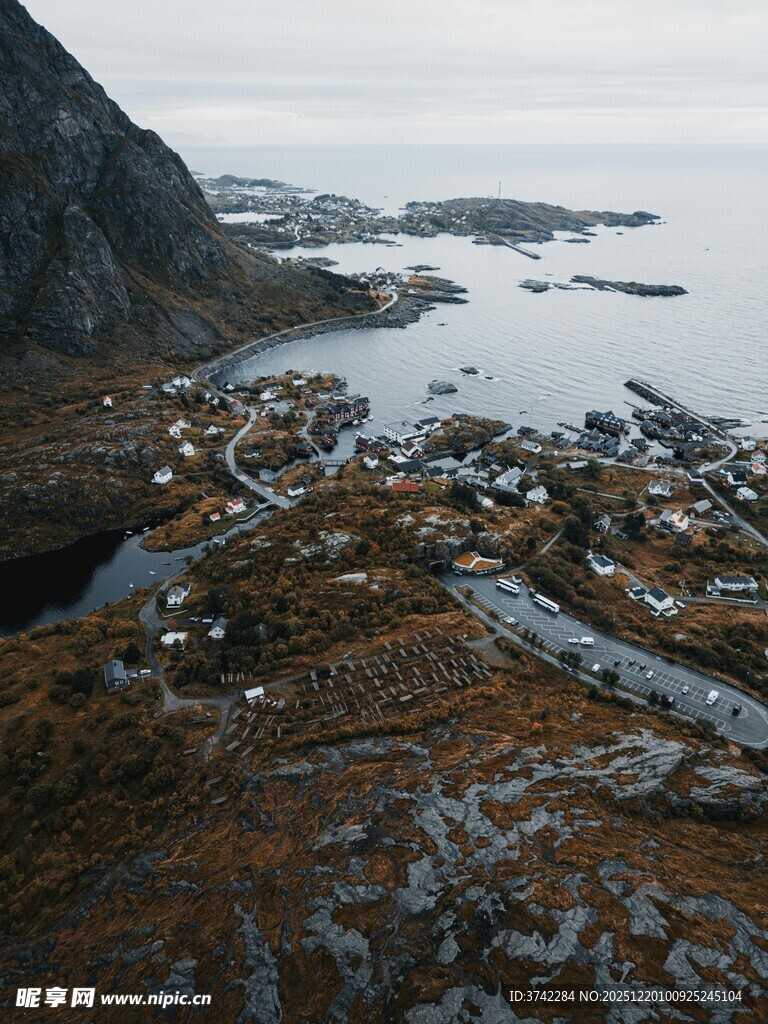 海岸边的崎岖地貌景观