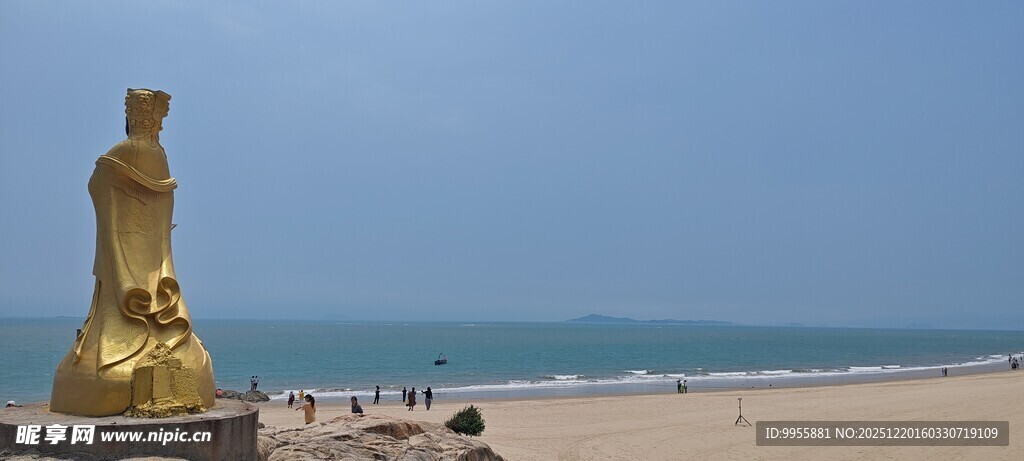福建厦门海滩上的金色雕像
