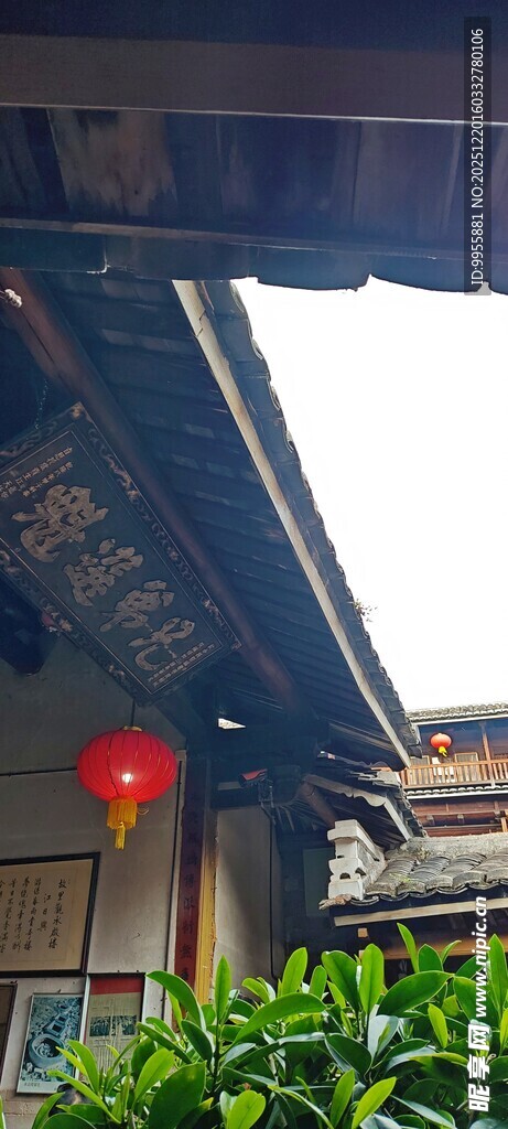 福建厦门中式屋檐下的红灯笼
