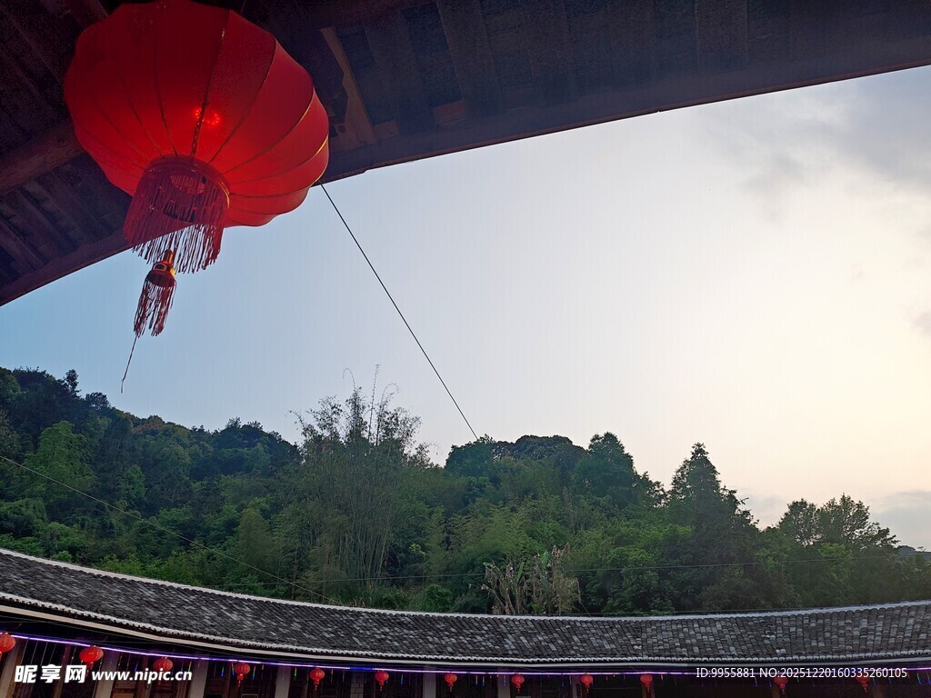 福建厦门屋檐下的红灯笼与青山