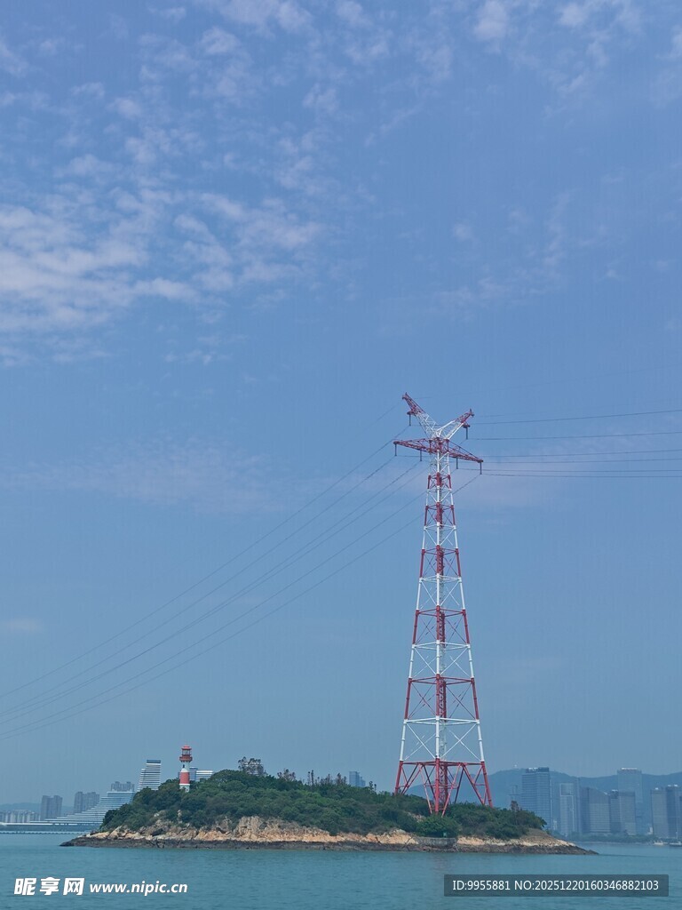 福建厦门海上信号塔屹立于小岛