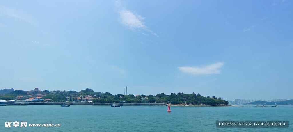 福建厦门碧海蓝天中的远方岛屿