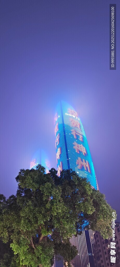 福建厦门夜幕下的璀璨高楼